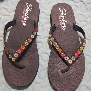 sketchers yoga foam flip flops